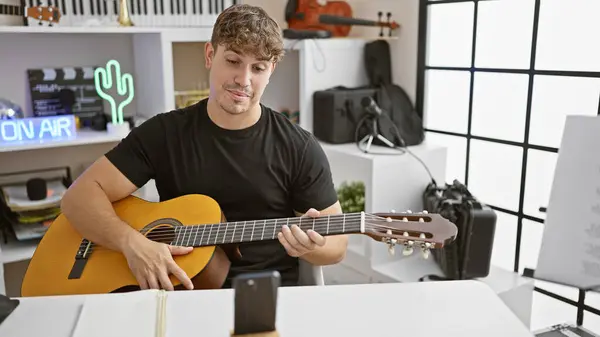 Gülümseyen Genç Spanyol Müzisyen Bir Müzik Stüdyosundaki Klasik Bir Gitarda — Stok fotoğraf