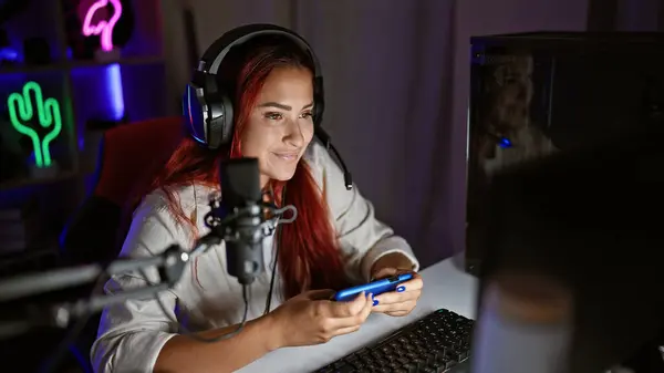 Живая Молодая Рыжая Женщина Стример Радостно Играет Виртуальную Игру Смартфоне — стоковое фото