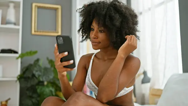 Akıllı Telefon Kullanan Afro Amerikan Kadın Yatakta Seksi Görünüyor — Stok fotoğraf