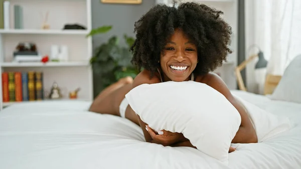 Afroamerikan Kadın Yastığa Sarılıyor Yatak Odasında Seksi Görünüyor — Stok fotoğraf