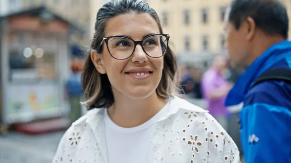 Mooie Jonge Spaanse Vrouw Glimlachend Vol Vertrouwen Naar Zijkant Kijkend — Stockfoto
