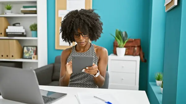 Trabajadora Negocios Afroamericana Usando Touchpad Laptop Oficina —  Fotos de Stock