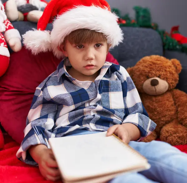 Rozkošný Hispánský Chlapec Čtení Knihy Sedí Pohovce Vánoční Dekorace Doma — Stock fotografie