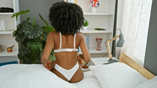 Africano Americano Mujer Sentado Cama Buscando Sexy Dormitorio — Foto de Stock