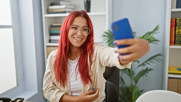 Sorridente Giovane Donna Operaia Rossa Ottiene Selfie Perfetto Ufficio Aziendale — Foto Stock