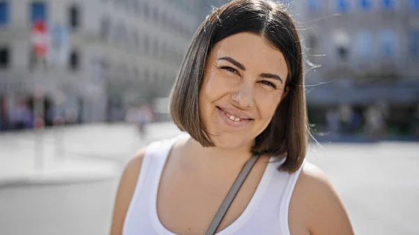 Jovem Bela Mulher Hispânica Sorrindo Confiante Nas Ruas Viena — Fotografia de Stock