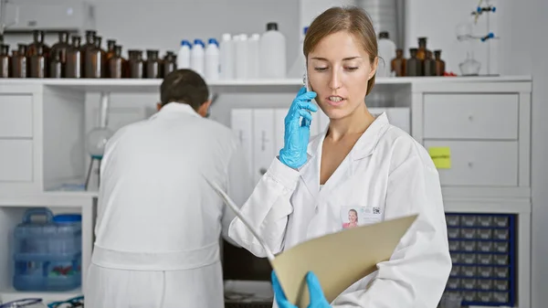 Heart Science Two Devoted Lab Mates Man Woman Scientists Deep — Stock Photo, Image