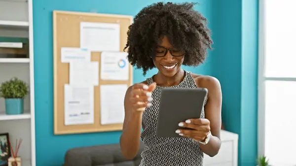 Trabajadora Negocios Afroamericana Usando Touchpad Sonriendo Oficina —  Fotos de Stock