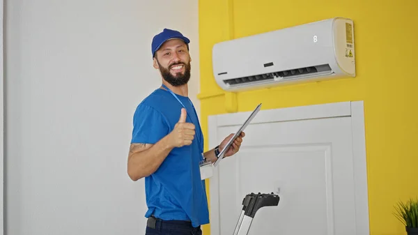 Junge Hispanische Mann Techniker Reparatur Klimaanlage Maschine Daumen Hoch Geste — Stockfoto