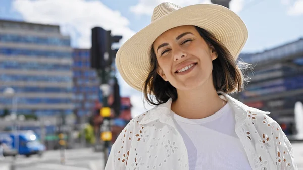 Красивая Молодая Латиноамериканка Уверенно Улыбающаяся Летней Шляпе Улицах Стокгольма — стоковое фото
