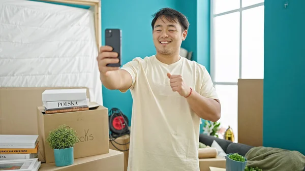Hacer Selfie Por Teléfono Inteligente Sonriendo Nuevo Hogar —  Fotos de Stock