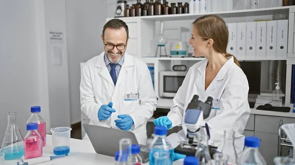 Lab Two Enthusiastic Scientists Conversation Juggling Laptop Test Tubes Indoor — Stock Photo, Image