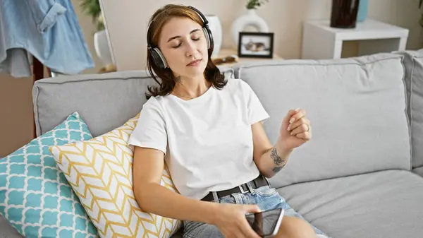 Junge Frau Hört Musik Und Tanzt Hause Auf Sofa — Stockfoto
