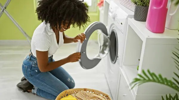 Africano Americano Mulher Abertura Máquina Lavar Roupa Porta Sorrindo Lavanderia — Fotografia de Stock