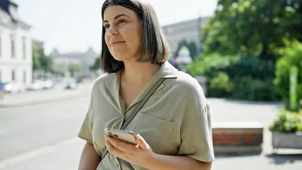 Nuori Kaunis Latino Nainen Käyttää Älypuhelinta Wienin Kaduilla — kuvapankkivalokuva