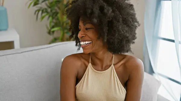 Afro Amerikalı Kadın Gülümsüyor Kendinden Emin Bir Şekilde Evine Bakıyor — Stok fotoğraf