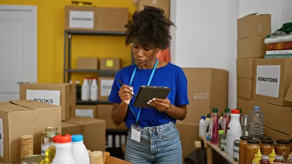 Africano Americano Mulher Voluntária Escrevendo Touchpad Centro Caridade — Fotografia de Stock