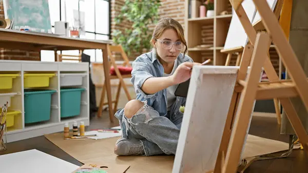 Mladá Žena Umělec Hledá Touchpad Kresba Ateliéru — Stock fotografie