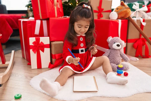 Adorable Chica Hispana Escribiendo Carta Santa Claus Sentada Suelo Por — Foto de Stock