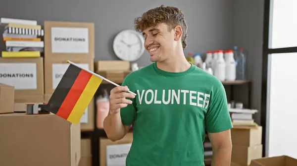 可爱的画像 笑容可亲的年轻男子 一位慈善机构的义工 自豪地举着德国国旗 — 图库照片