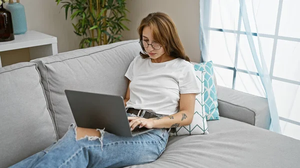 Young Woman Using Laptop Sitting Sofa Home — Fotografia de Stock