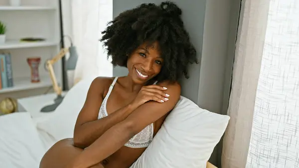 Африканская Американка Уверенно Улыбающаяся Сидя Кровати Выглядит Сексуально Спальне — стоковое фото