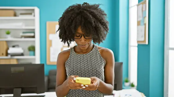 Trabajadora Negocios Afroamericana Usando Smartphone Con Cara Seria Oficina —  Fotos de Stock