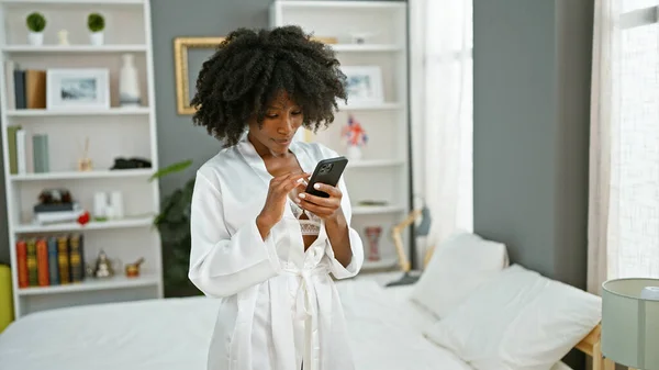 Afroamerykanka Wygląda Sexy Pomocą Smartfona Sypialni — Zdjęcie stockowe