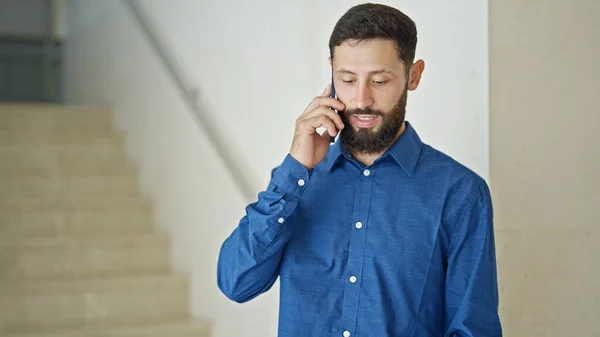 Молодий Іспаномовний Чоловік Бізнесмен Розмовляє Смартфону Посміхаючись Офісі — стокове фото