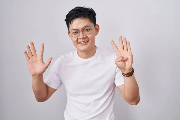 Mladý Asijský Muž Stojící Nad Bílým Pozadím Ukazující Ukazující Nahoru — Stock fotografie