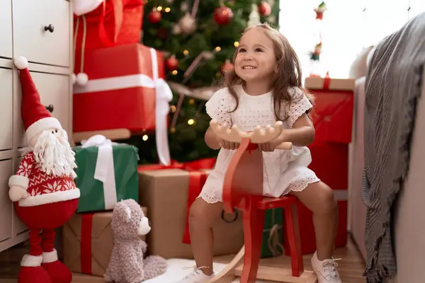 Αξιολάτρευτο Ισπανόφωνο Κορίτσι Παίζει Τάρανδο Λικνίζοντας Από Χριστουγεννιάτικο Δέντρο Στο — Φωτογραφία Αρχείου