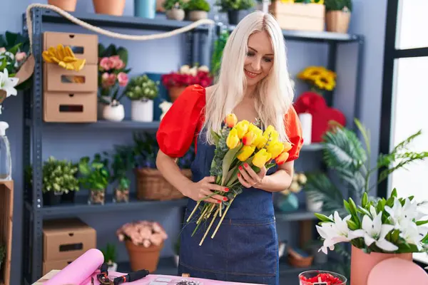 Young Blonde Woman Florist Holding Bouquet Flowers Florist Store — Stockfoto
