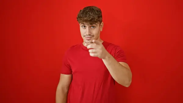 Bist Selbstbewusster Junger Hispanischer Mann Zeigt Glücklich Mit Dem Finger — Stockfoto