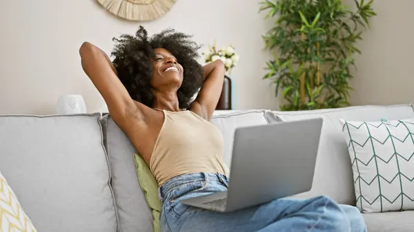 African American Woman Using Laptop Relaxed Sofa Hands Head Home — Stock Photo, Image