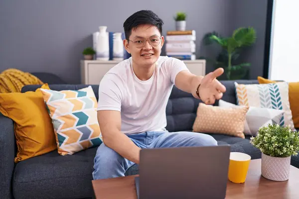 Young Asian Man Using Laptop Home Sitting Sofa Smiling Friendly — Stock Photo, Image