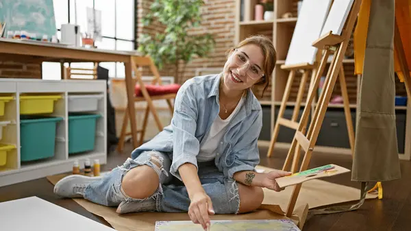 Young Woman Artist Sitting Floor Drawing Smiling Art Studio — Stock Photo, Image