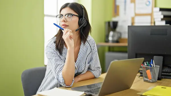 Young Caucasian Woman Business Worker Using Laptop Headphones Thinking Office — Stock Photo, Image