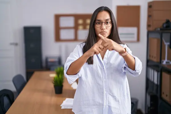 Ung Latinamerikansk Kvinna Kontoret Avvisande Uttryck Korsning Fingrar Gör Negativa — Stockfoto