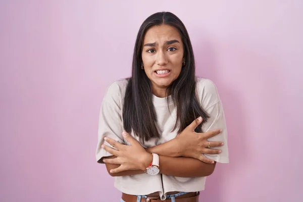 Young Hispanic Woman Standing Pink Background Shaking Freezing Winter Cold — Foto de Stock
