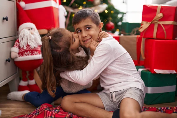 Hermano Hermana Besándose Abrazándose Sentados Suelo Por Regalos Navidad Casa Fotos De Stock Sin Royalties Gratis