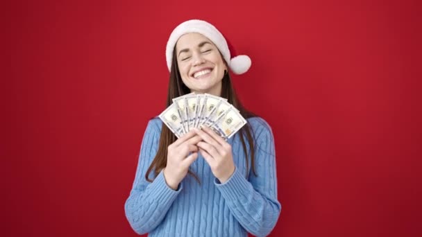 Joven Mujer Caucásica Con Sombrero Navidad Lanzando Dólares Sobre Fondo — Vídeo de stock
