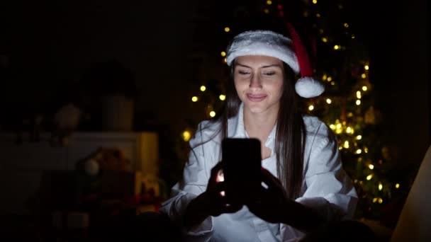 Joven Mujer Hispana Hermosa Usando Teléfono Inteligente Celebrando Navidad Casa — Vídeos de Stock