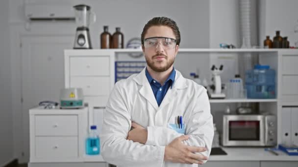 Jovem Cientista Hispânico Tirando Óculos Com Braços Cruzados Gesto Laboratório — Vídeo de Stock