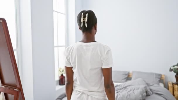 Veselá Afroameričanka Ležela Pohodlné Posteli Zkřížila Ruce Prsou Dívala Okna — Stock video