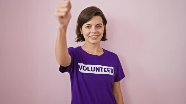 빛나는 자원봉사자 아름다운 히스패닉 여성의 스냅샷이 있습니다 자신있게 미소를 고전적인 — 비디오
