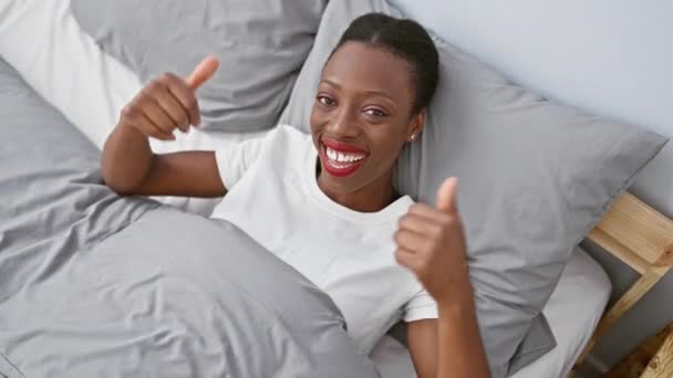 Радостная Африканская Американка Спальне Лежит Кровати Показывая Большие Пальцы Вверх — стоковое видео