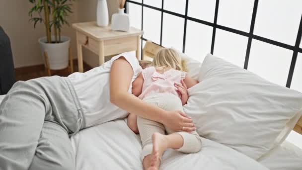 Îmbrățișare Confortabilă Dimineață Mamă Caucaziană Relaxată Fiică Întinsă Pat Confortabil — Videoclip de stoc