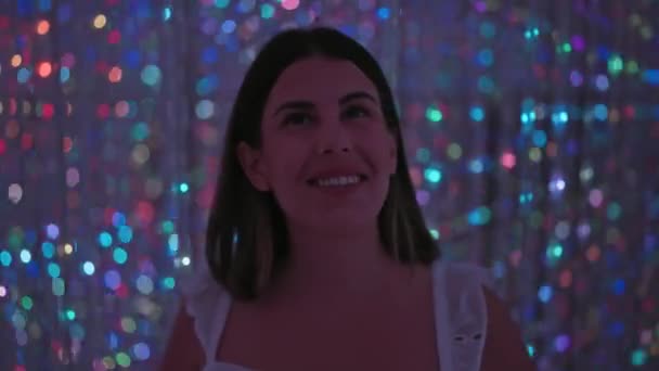 Glimlachende Mooie Spaanse Vrouw Glazen Ervaringen Futuristische Licht Tentoonstelling Het — Stockvideo