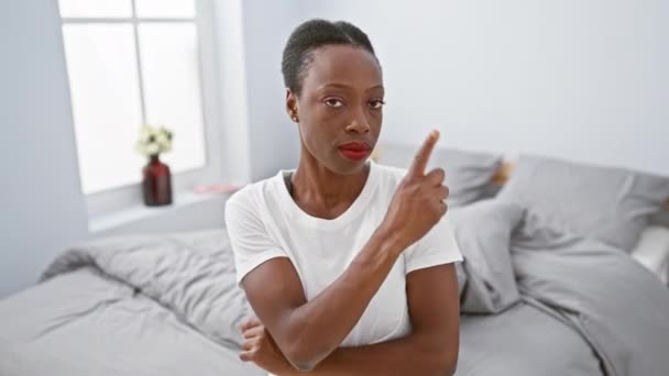 Rahat Afro Amerikan Kadın Yatağında Uzanıp Reklamını Gösteren Bir Jest — Stok video