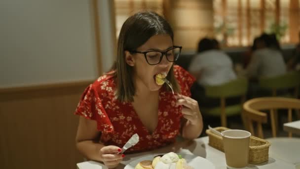 Όμορφη Ισπανίδα Γυναίκα Γυαλιά Απολαμβάνοντας Αφράτη Ιαπωνική Τηγανίτα Ένα Ζεστό — Αρχείο Βίντεο